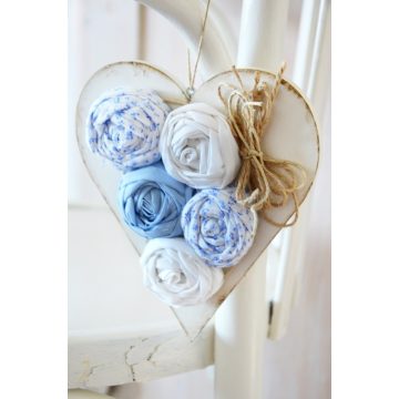 Különleges fa szívek textil rózsákkal